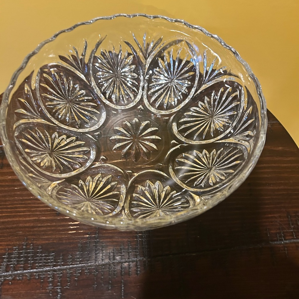 Vintage 1960s Anchor Hocking Medallion Starburst Clear Cut Glass Serving Bowl